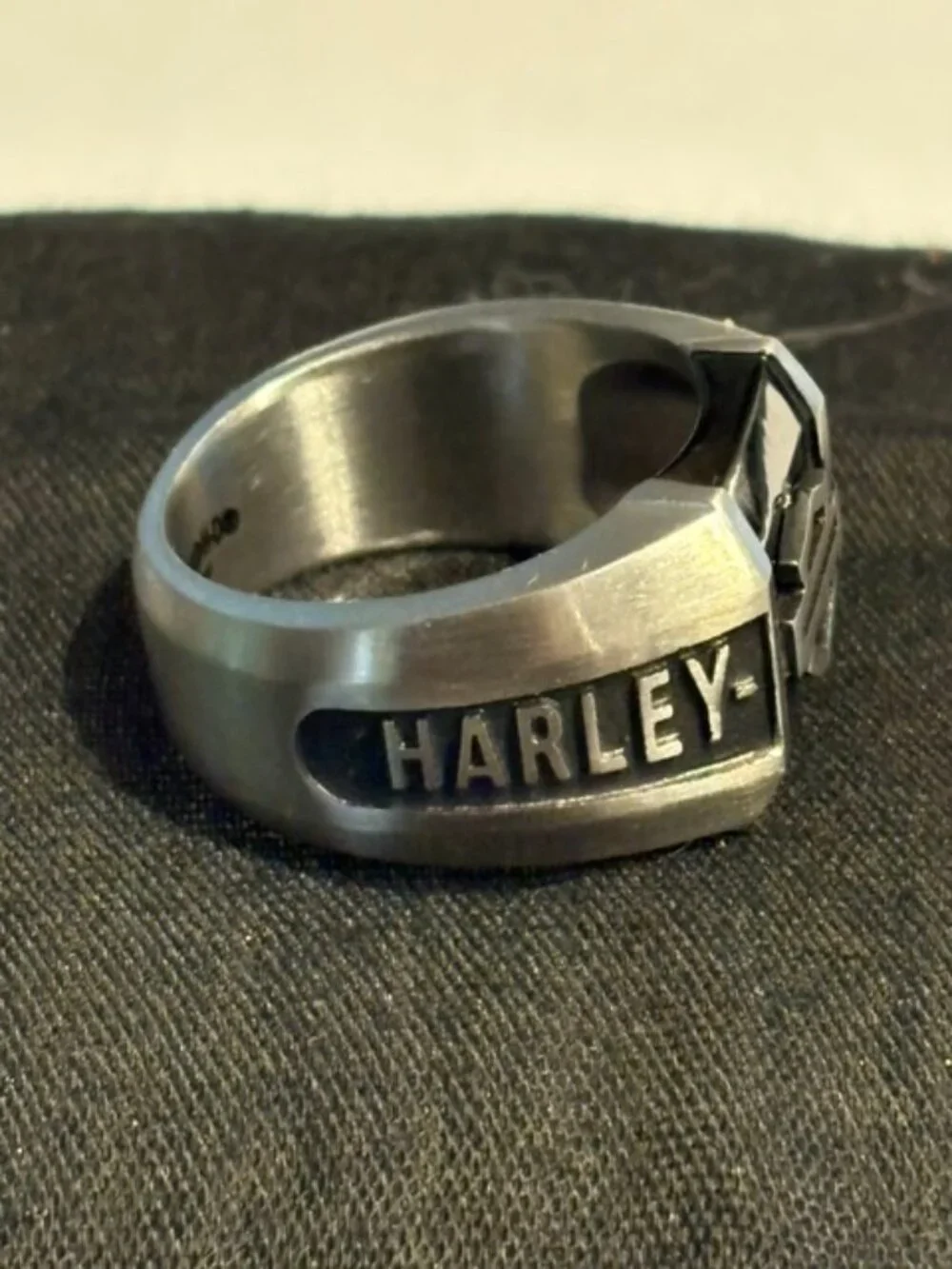 MEN'S HD STAINLESS STEEL AND ONYX RING SIZE 10